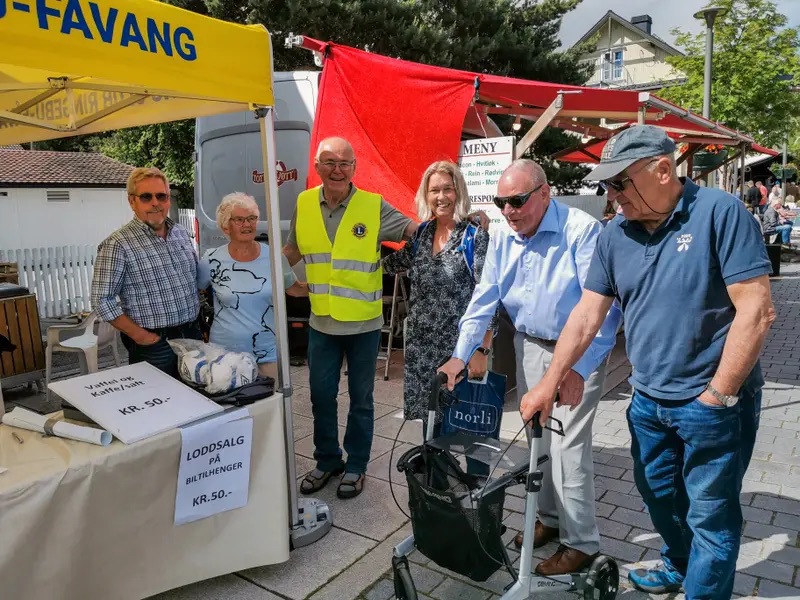 Røde fjær Innsamling